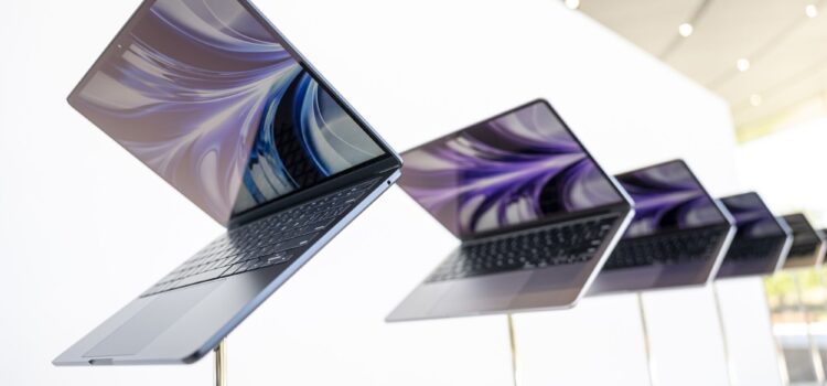 Apple Prepares to Enter Low-Cost Laptop Market for First Time